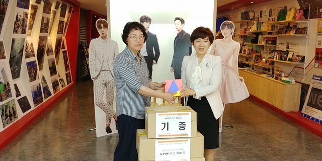 ▲ SD를 전달하는 (좌)독도학당 이정열선생님과(우) 오하나 메니져