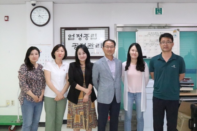 ▲ 박원규 과장과 양평군 선관위 직원들