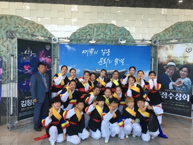 ▲ 도곡초 사물놀이반 ‘가온소리’사물놀이로 신명나게 놀아요!2