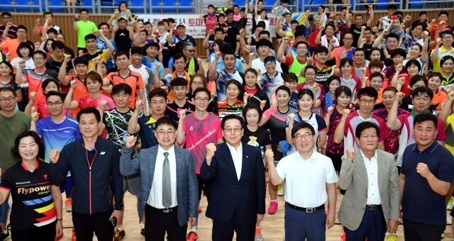 ▲ 24일 광주시 시민체육관에서 열린 ‘제4회 광주시 토마토배 전국배드민턴대회’ 개회식에서 조억동 광주시장, 신동헌 광주시장 당선인 등 내빈들이 선수들과 함께 기념촬영을 하고 있다.전형민기자