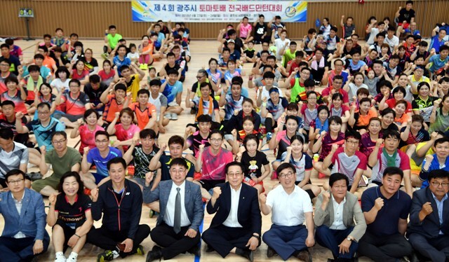 ▲ 24일 광주시 시민체육관에서 열린 ‘제4회 광주시 토마토배 전국배드민턴대회’ 개회식에서 조억동 광주시장, 신동헌 광주시장 당선인 등 내빈들이 선수들과 함께 기념촬영을 하고 있다.전형민기자