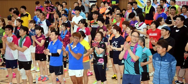 ▲ 24일 광주시 시민체육관에서 열린 ‘제4회 광주시 토마토배 전국배드민턴대회’ 개회식에서 참가 선수들이 박수를 치고 있다.전형민기자
