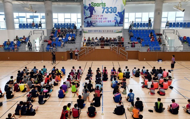 ▲ 24일 광주시 시민체육관에서 열린 ‘제4회 광주시 토마토배 전국배드민턴대회’ 개회식에서 조억동 광주시장이 인사말을 하고 있다.전형민기자