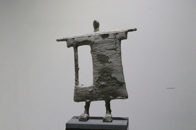 ▲ 거북이가 등껍질을 벗어버리면 어떻게 될까를 형상화한 신창섭 작가의 ' 일어서라 거북이'