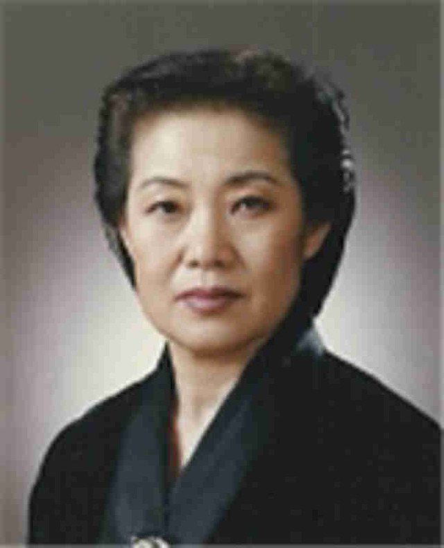 ▲ 서울출생. 2009년 시조문학 등단. 한국문인협회 회원. 한국시조시인협회 이사. 열린시학회 부회장. 한국여성시조문학회 회원. 경기시조문학 시인상. 시조문학 작품상. 시조사랑 문학상. 시조집  .