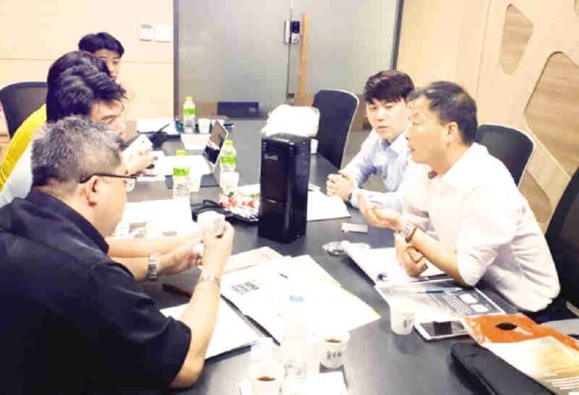▲ 18년간 기계 및 전자부품 중소기업 해외영업을 하다가 퇴직한 조진범 킨텍스 전문위원(퇴직 전문 인력)이 말레이시아 바이어와 상담을 진행하고 있다.  킨텍스 제공