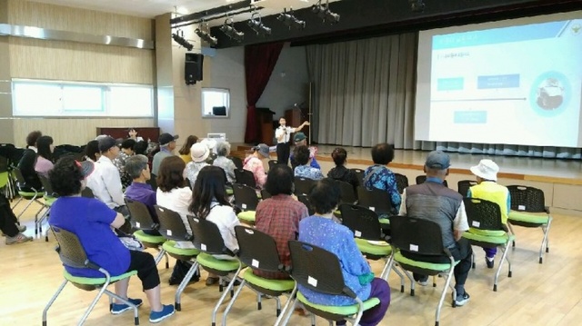 ▲ 군포서 폐지줍는어르신교육