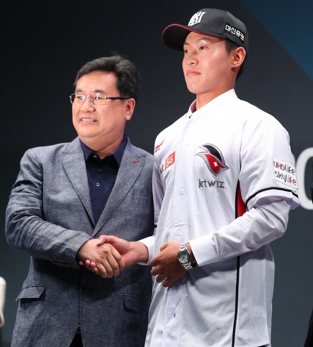 ▲ 2019 KBO 신인 1차 드래프트에서 KT 위즈에 지명된 안산공고의 전용주가 임종택 단장과 기념촬영을 하고 있다.연합뉴스