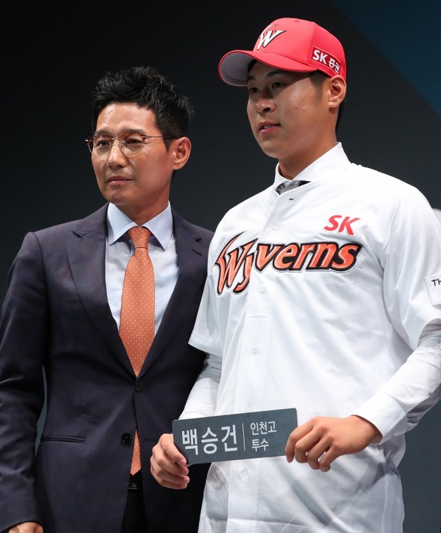 ▲ 2019 KBO 신인 1차 드래프트에서 SK 와이번스에 지명된 인천고의 백승건이 염경엽 단장과 기념촬영을 하고 있다.연합뉴스
