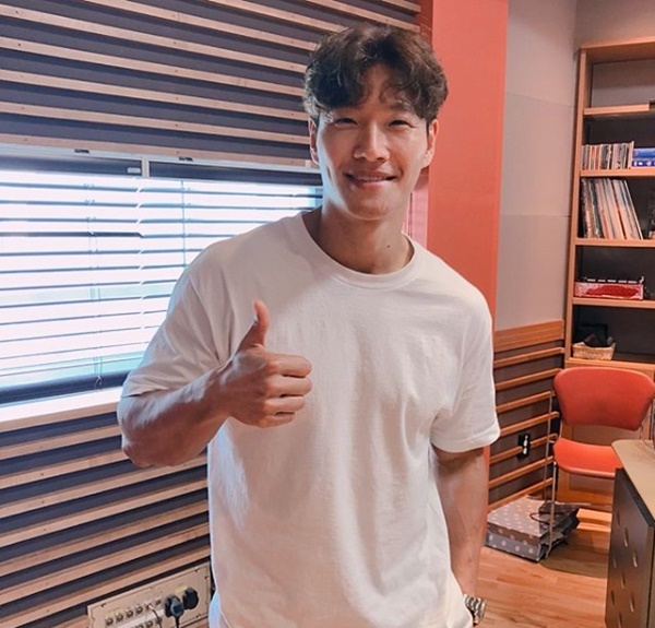 ▲ '두데' 스페셜 DJ 김종국이 배우 윤은혜와 가수 홍진영을 언급했다. 공식 인스타그램