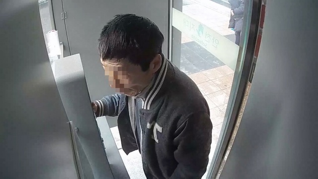 안전부스에서 구조 요청하는 어르신 CCTV 캡처 화면(2월).