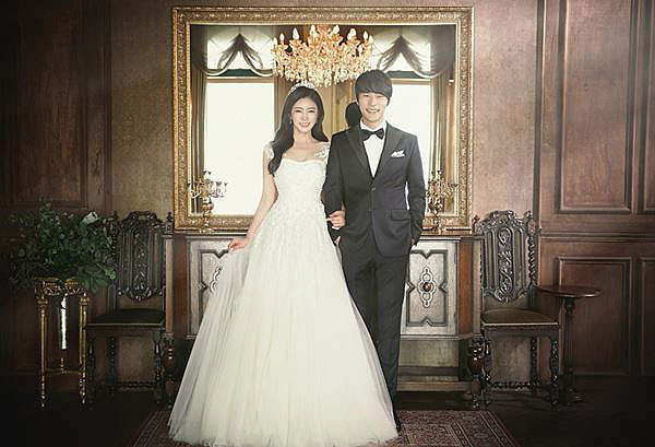 ▲ 배우 윤주만(오른쪽) 한 살 연하의 일반인 예비신부 공개. 이원석 작가 오쉐르 웨딩브디끄