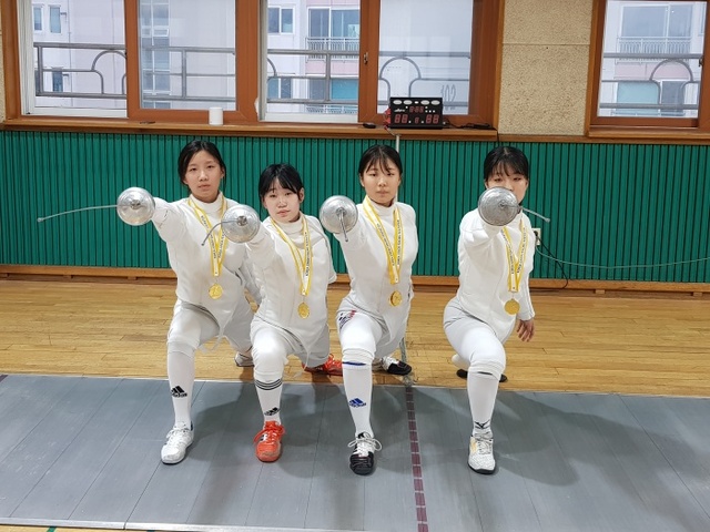 ▲ 수원 동성중 에페팀4 왼쪽부터 김미르, 양이현, 강지현, 이한나