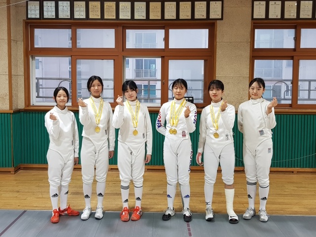 ▲ 수원 동성중 에페팀6 왼쪽부터 정아린, 김미르, 양이현, 강지현, 이한나, 윤채원