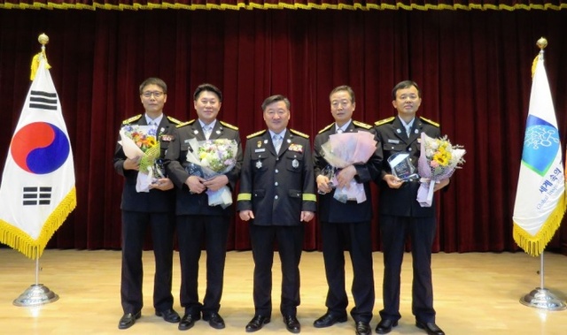 ▲ 30년_장기근속_공무원_공로패_수여(좌측부터_소방령_정훈영,_소방경_장석일,_소방정_이경우,_소방경_조병범,_소방위_도경수)[1]