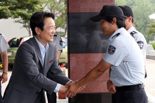 ▲ 경비직원과 악수하는 남 지사