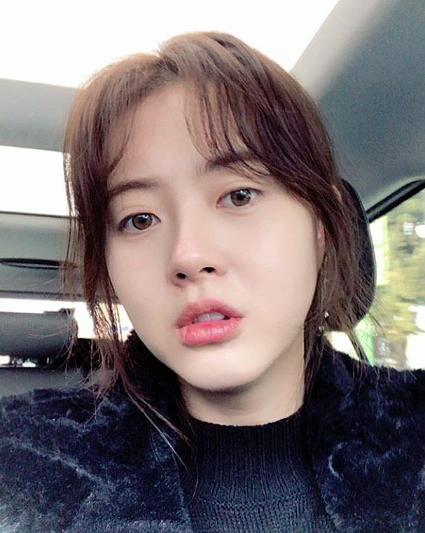 ▲ 배우 고아라가 인사 내용과는 다른 반전 표정으로 웃음을 선사했다. 고아라 인스타그램