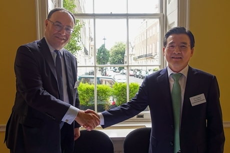 금융위원회 김용범 부위원장(오른쪽)과 앤드류 베일리(Andrew Bailey) 영국 금융행위감독청(FCA) 청장이 업무협약 체결 후 악수를 하고 있다. 사진/금융위원회