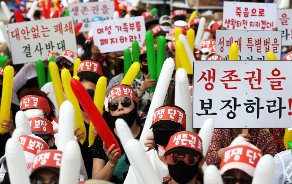 ▲ 28일 오후 경기도 수원시 올림픽공원에서 열린 ''성 노동자 생존권 쟁취 결의대회''에서 한터전국연합 등 참석자들이 성매매 특별법 폐지 및 생존권 보장 등을 요구하며 구호를 외치고 있다. 연합뉴스