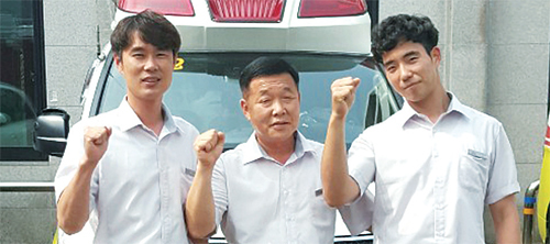 ▲ 안산소방서 구급차을 배경으로 동료들과 함께 강병규 소방위(가운데)