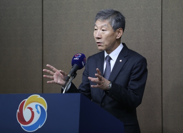▲ 28일 서울 강남구 한국야구위원회(KBO)에서 장윤호 사무총장이 넥센 히어로즈의 미신고 현금 트레이드와 관련한 특조위 및 상벌위원회 결과를 발표하고 있다.연합뉴스