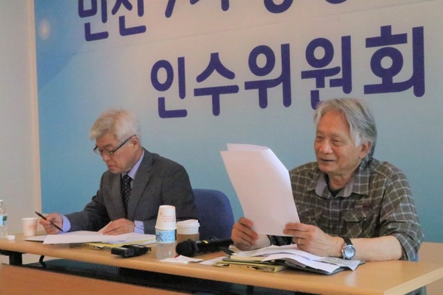 ▲ 인수위 브리핑에서 임승기 위원장(오른쪽)과 이철순 부위원장(왼쪽)이 인수위가 파악한 내용을 설명하고 있다