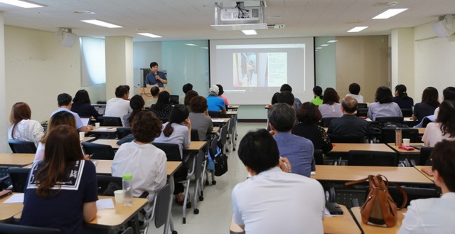 ▲ 광명시 시민미디어학교에서 SNS 트렌드, 블로그 확산법, 스마트폰 사진·동영상 촬영법 등 청년, 여성창업 강의가 진행되고 있다. 광명시 제공