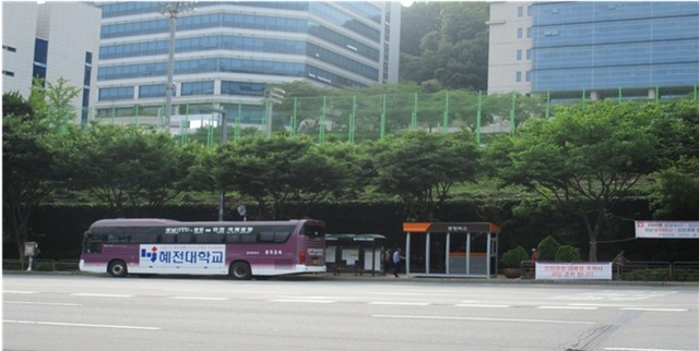 ▲ 을지대학교 입구에서 출발 대기 중인 인천국제공항행 버스