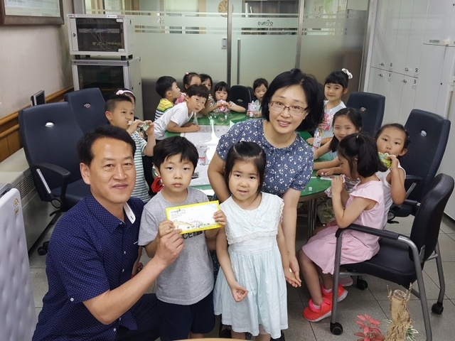 ▲ 군포-산본2동 삼성하늘숲 어린이집 후원금 전달 (2)