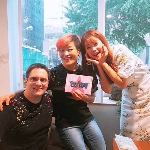 ▲ 김혜선(가운데)과 독일 남자친구, 그리고 개그우먼 김승혜. 김혜선 인스타그램