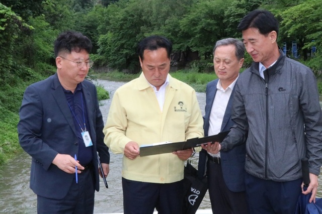 ▲ 정동균 심임 양평군수는 폭우로 인해 취임식을 취소하고 정배리 교량을 찾아 관계자들과 재해방지 대책을 논의했다.