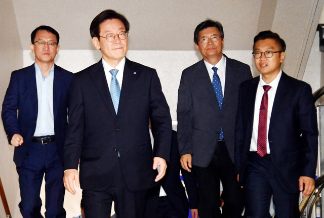 ▲ 이재명 경기도지사가 경기도청 출입기자들과 인사를 나누기 위해 2일 경기도청 기자실을 방문하고 있다.전형민기자