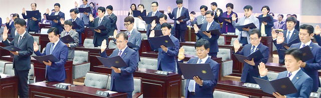 ▲ 2일 인천시의회 본회의장에서 열린 ‘제8대 인천시의회 개원식’에 참석한 시의원들이 선서를 하고 있다. 송길호기자