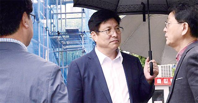 ▲ 도성훈 인천시교육감이 2일 오전 인천시 남동구 만월초등학교 신축공사 현장을 방문, 현장 관계자로부터 현황에 대한 설명을 듣고 있다. 인천시교육청 제공