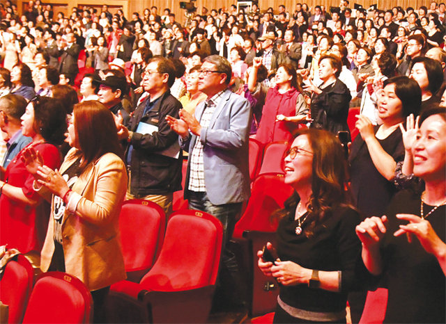 관람객들이 공연을 보면서 박수를 치는 등 열띤 호응을 보이고 있다.
