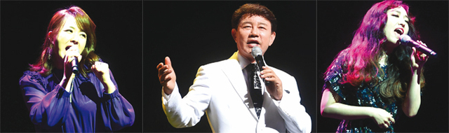 가수 금잔디가 자신의 히트곡을 노래하고 있다. 가수 설운도가 공연을 하면서 관객호응을 유도하고 있다. 가수 정인이 노래 ‘장마’ 를 열창하고 있다