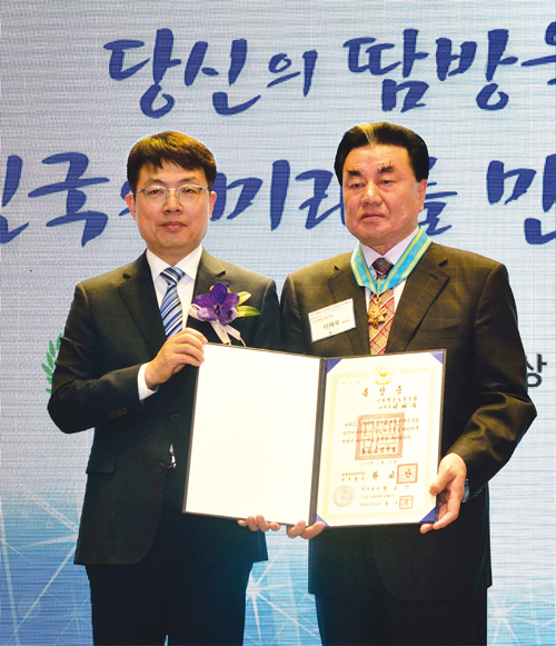 이해우(사진 오른쪽) 인천항운노동조합 위원장이 ‘2017년도 근로자의 날 정부포상 시상식’에서 동탑산업훈장을 수상했다.