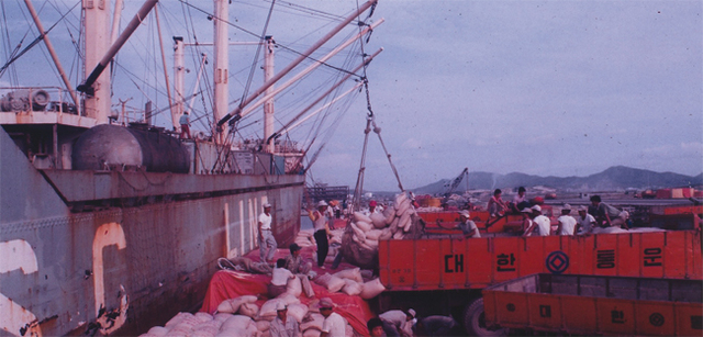 1970대 후반 인천항 3부두에서 노동자들이 포대화물 인력작업을 하고 있다.