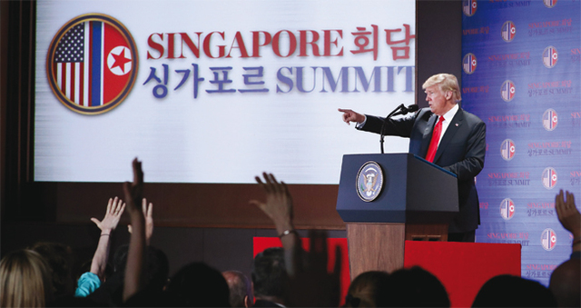 미국 도널드 트럼프 대통령이 회담 결과를 발표한 뒤 취재진의 질문을 받고 있다.