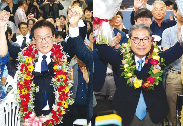 (왼쪽)‘6·13지방선거’에서 경기도지사에 당선된 더불어민주당 이재명 당선인이 13일 수원시 팔달구 소재 선거사무소에서 당선이 확정 되자 손을 들어 지지자들에게 화답하고 있다. (오른쪽) 이재정 경기도교육감 후보가 13일 수원시 팔달구 인계동 선거사무소에서 당선이 확정되자 지지자들과 함께 환호하고 있다.