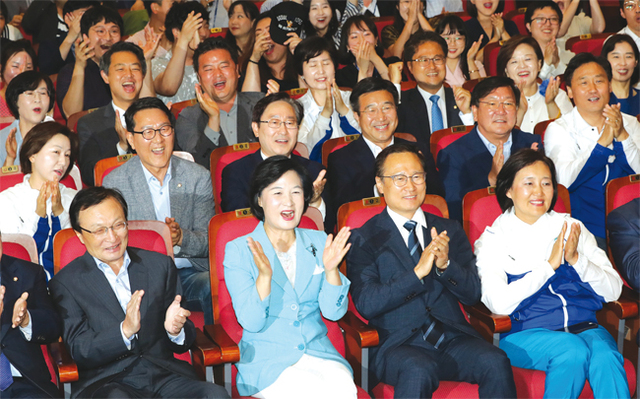 추미애 대표 등 더불어민주당 지도부가 13일 저녁 국회 의원회관에 마련된 개표상황실에서 6·13 지방선거 개표방송을 시청하며 민주당의 압승을 예측하는 출구조사 결과가 발표되자 환호하고 있다. 연합뉴스