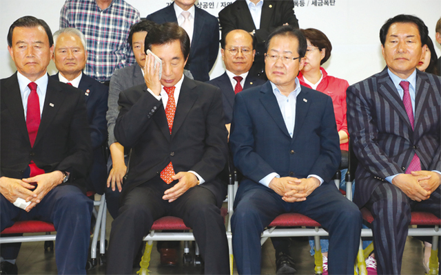 홍준표 대표, 김성태 원내대표 등 자유한국당 지도부가 제7회 전국동시지방선거 및 국회의원 재보궐선거가 열린 13일 서울 여의도 당사에서 TV를 통해 출구조사 결과를 지켜보며 실망감을 감추지 못하고 있다. 연합뉴스