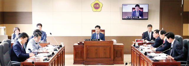 ▲ 3일 인천시의회에서 열린 제248회 인천시의회 임시회 제1차 산업경제위원회 회의에서 김희철 산업경제위원장이 인사말을 하고 있다. 인천시의회 제공