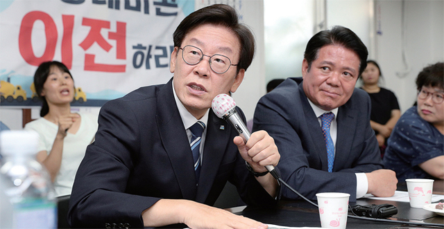 3일 오후 경기도 안양시 만안구 아파트 단지를 방문한 이재명 경기지사(왼쪽)가 근처 아스콘 생산 과정에서 발생하는 악취로 고통받는 지역주민들과 간담회를 하고 있다. 경기도 제공 = 연합뉴스