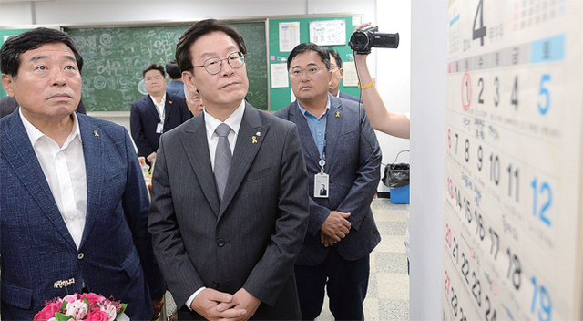 ▲ 이재명 경기도지사가 4일 안산시 단원고 4.16 기억교실을 방문해 교실을 둘러보던 중 한 희생자 학생의 방명록에 글을 남기고 있다. 조태형기자