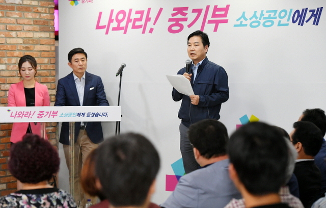 ▲ 홍종학 중소벤처기업부 장관이 4일 수원 영동시장 28청춘 청년몰에서 열린 ‘나와라! 중기부, 소상공인에게 듣겠습니다’ 행사에 참석해 인사말을 하고 있다. 이날 행사에는 청년몰에 입주한 청년상인과 예비창업자, 소상공인 협동조합 대표, 시장상인 등 100여 명이 참여했다. 조태형기자