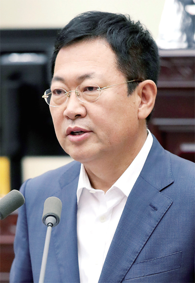 ▲ 시정 청사진 제시하는 박남춘 시장 박남춘 시장이 4일 시의회에서 열린 제248회 시의회 임시회 제3차 본회의에서 시정보고를 하고 있다. 인천시의회 제공