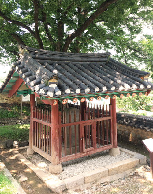 ▲ 임진왜란 때 활약한 의병 700명과 조헌 선생의 우국정신을 담은 조헌선생유허추모비.