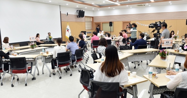 ▲ 이재정 경기도교육감 지난 6일 학교 행정실장과 다섯 번째 소통 콘서트 현장