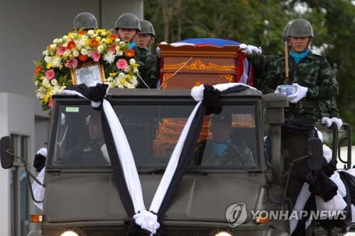▲ 구조에 동참했다가 숨진 전직 네이비실 대원 운구[로이터=연합뉴스]